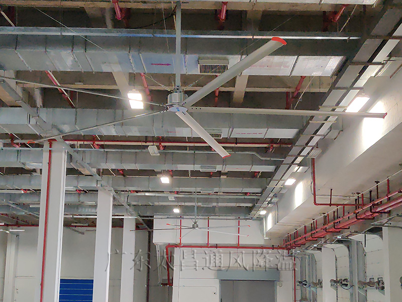 高大空間通風降溫一定要用工業大風扇,用瞭才知道效果這麽好！